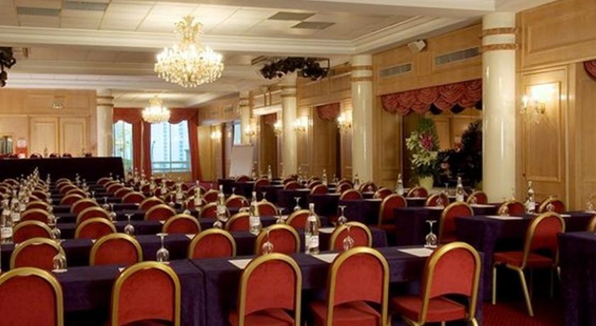 Royal Garden Champs-Elysees Hotel Paris Exterior photo